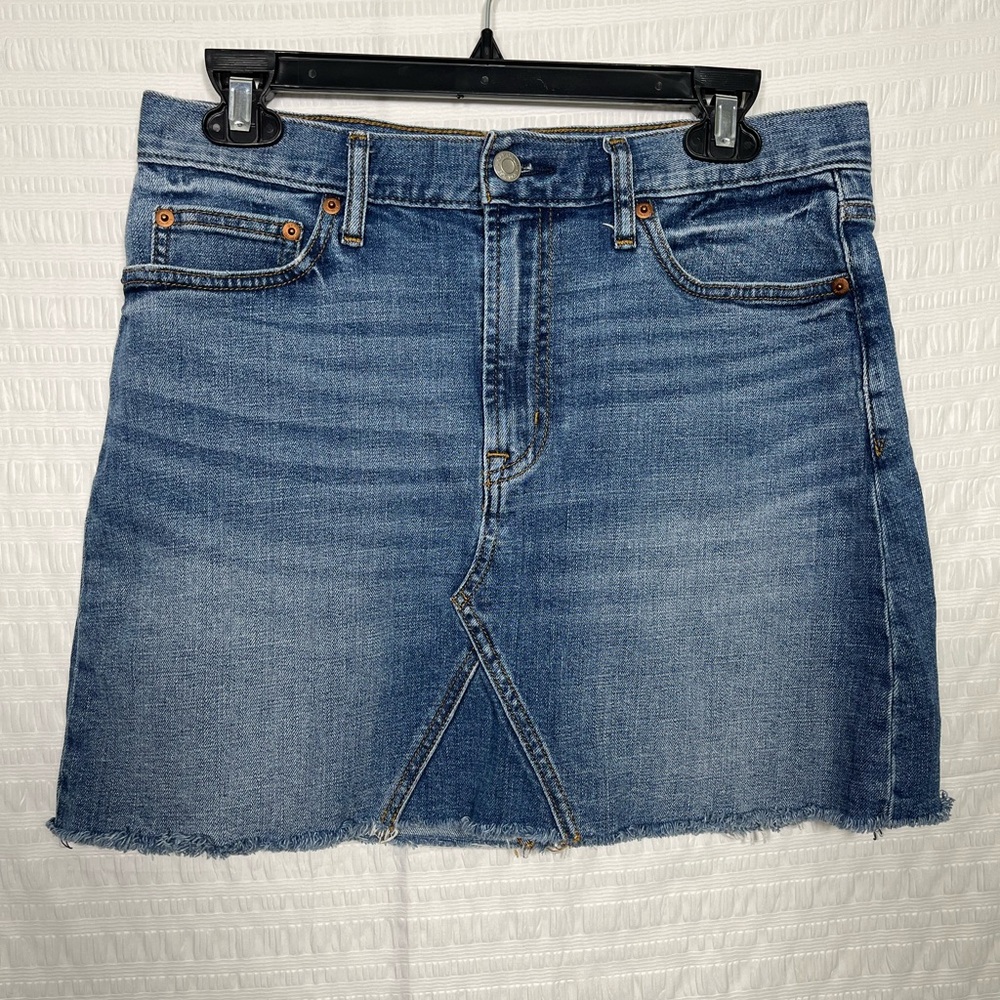 Gap Denim Women’s Mini Skirt Size 8/29 Raw Hem medium wash